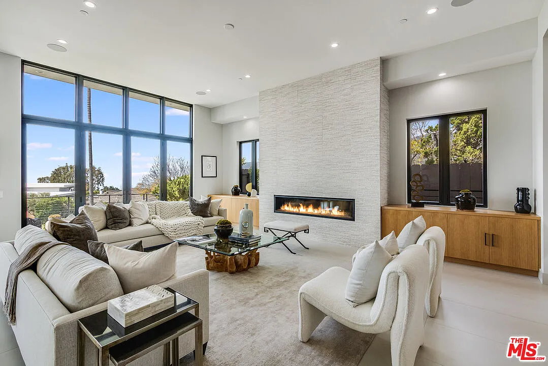 5 bed, 7.0 bath, 6825 sqft, $23,000 — Photo 2
