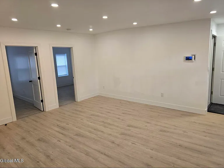 31 Van Zandt St — Photo 11