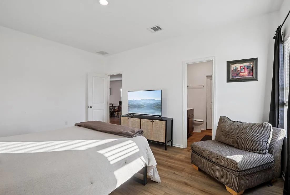 3 bed, 2.0 bath, 1300 sqft, $1,503 — Photo 2
