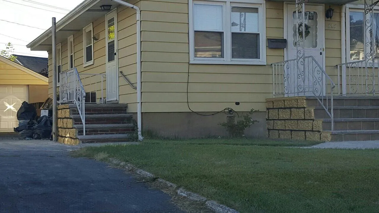 357 De Witt St photo 1