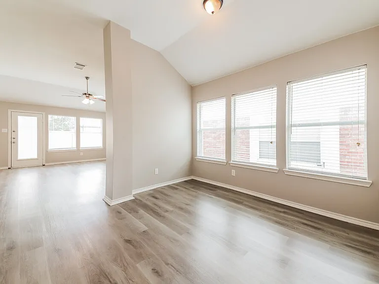 1008 Halifax Ln — Photo 3
