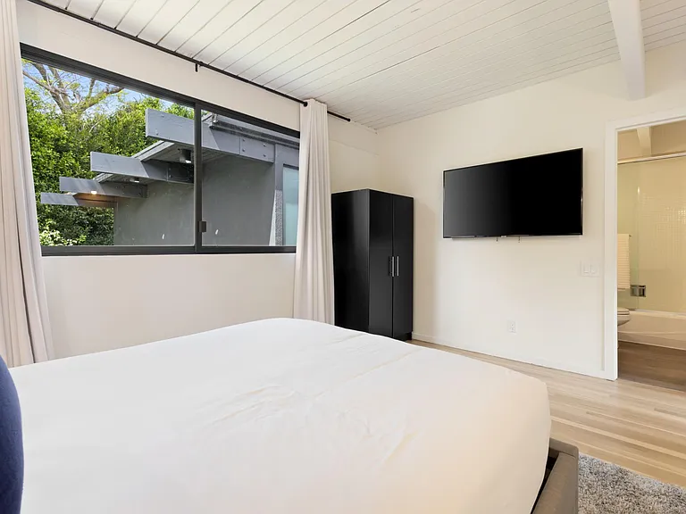 4th Guest Bedroom with a Smart Tv and En-Suite bathroom