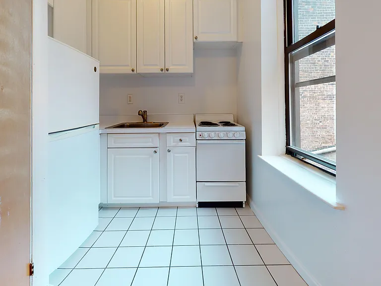 425 E 65th St #26 — Photo 9