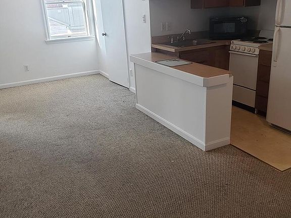 5th image of 22695 Washington St
