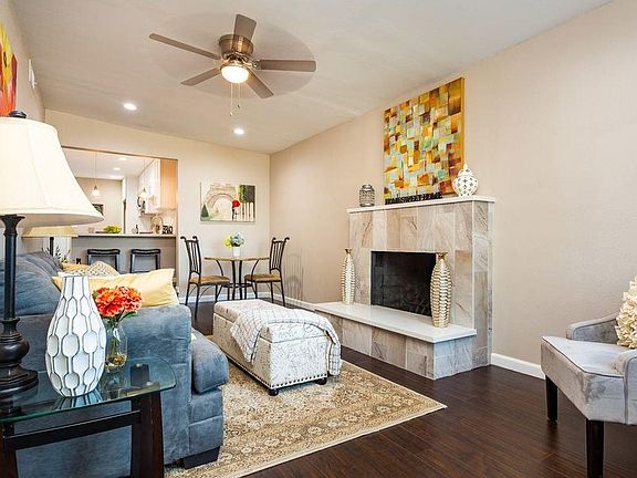 Living Room/Fireplace