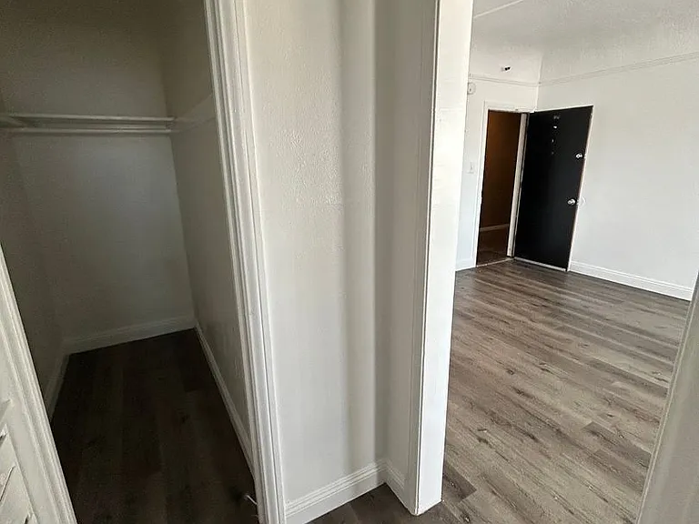 138 S Berendo St — Photo 11