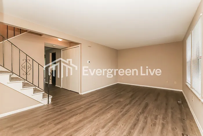 7689 Mount Hood Dr — Photo 3