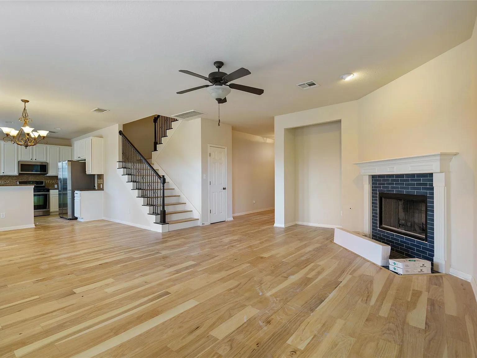 4 bed, 2.5 bath, 2099 sqft, $2,195 — Photo 4