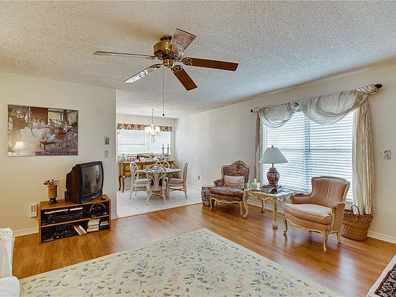 2nd image of 4 Vista Palm Ln