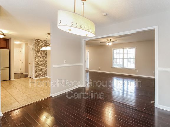 3rd image of 3 Wimbledon Ln