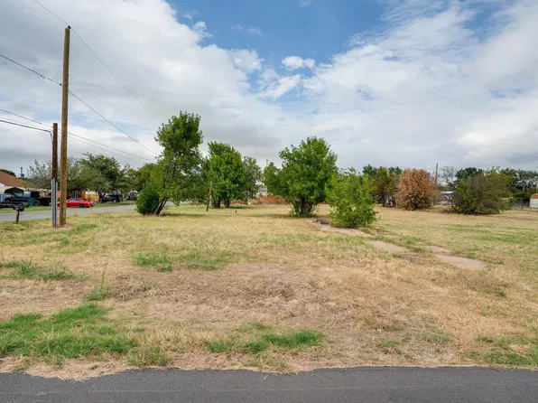 300 E Emerald Ave, Iowa Park, TX 76367