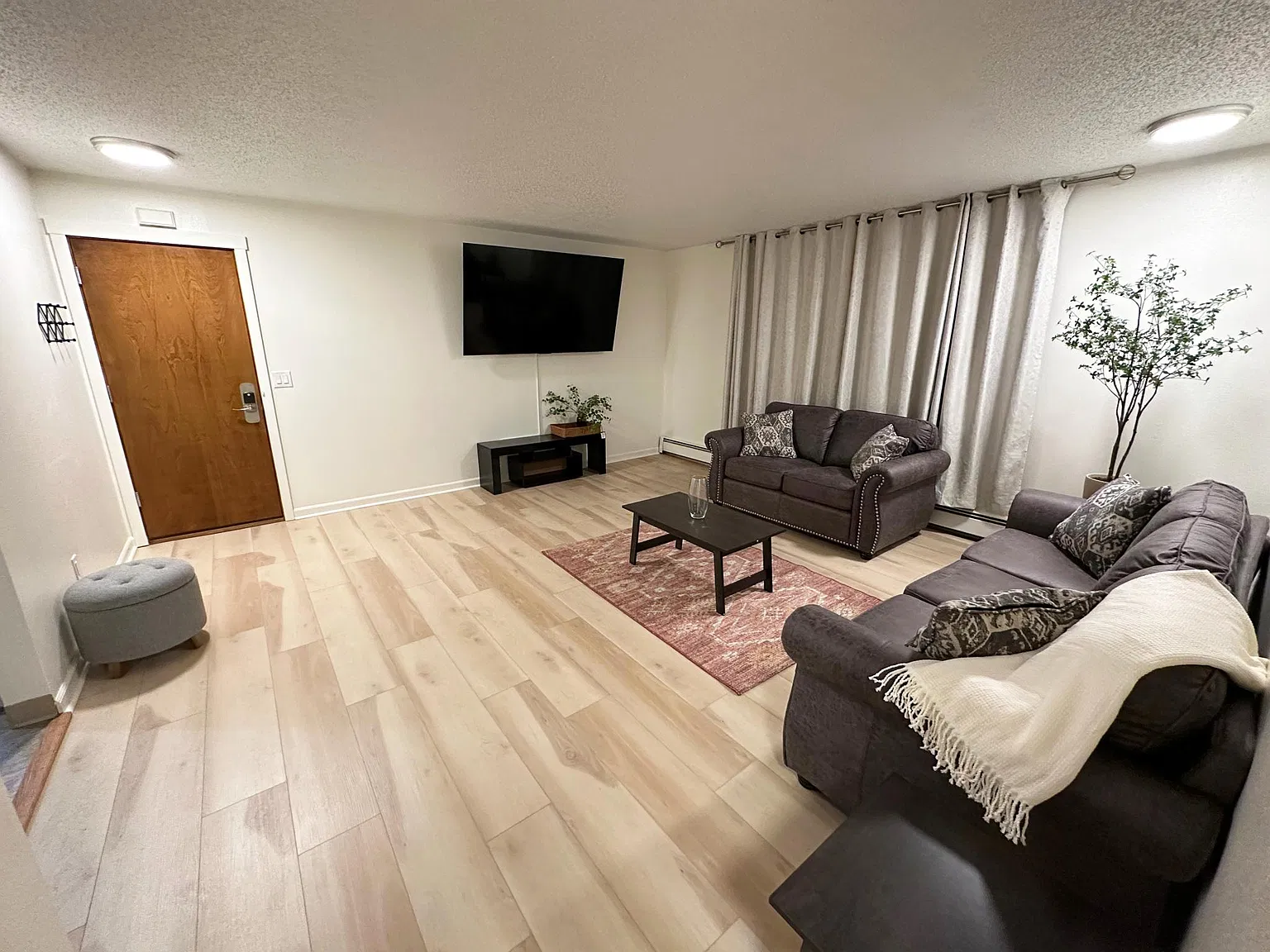 2 bed, 1001 sqft, $2,195 — Photo 2