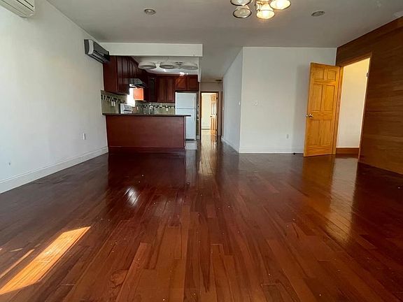 5th image of 6124 166th St Floor 2