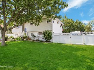 853 Beach St, Lindenhurst, NY 11757