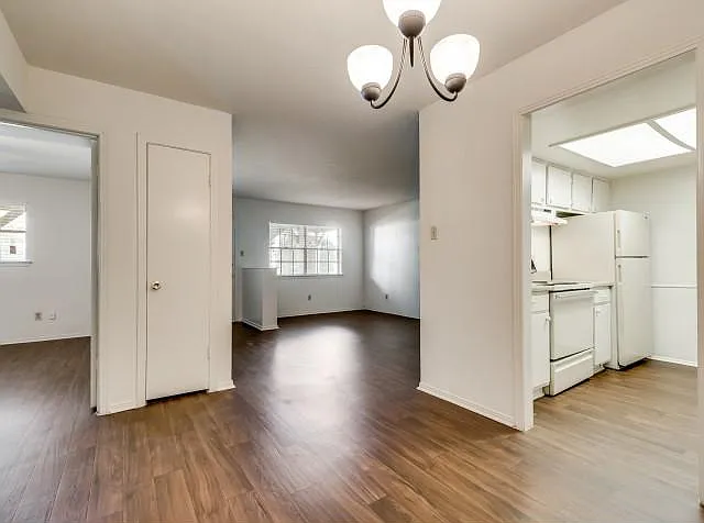 London Square Apartments — Photo 12