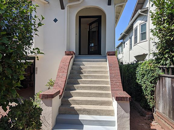 Main entrance on Cavour Street