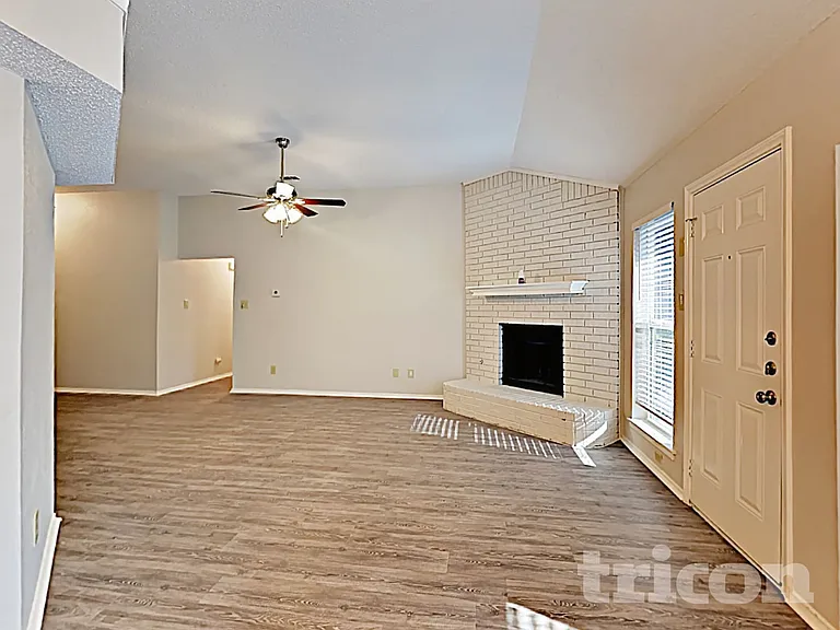 2851 Linden Ln — Photo 4