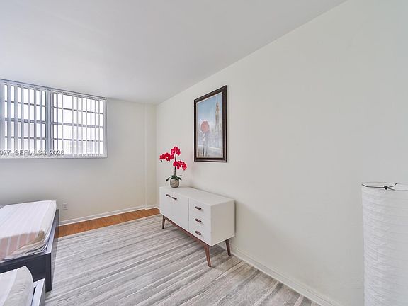 4th image of 19370 Collins Ave APT 622