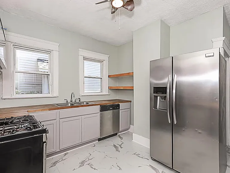 275 E York St — Photo 17
