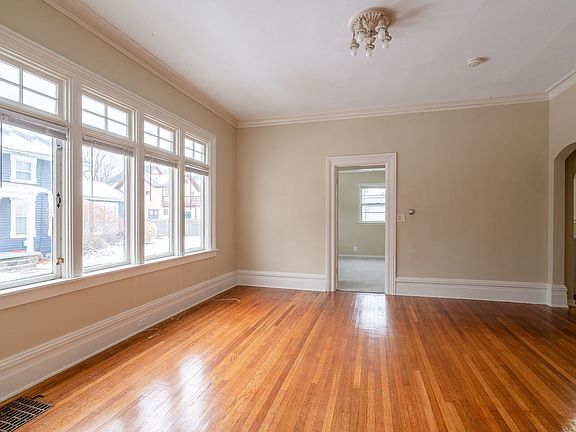 4th image of 468 Crescent St NE #1