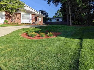 2546 Chapel Hill Rd, Springfield, IL 62702