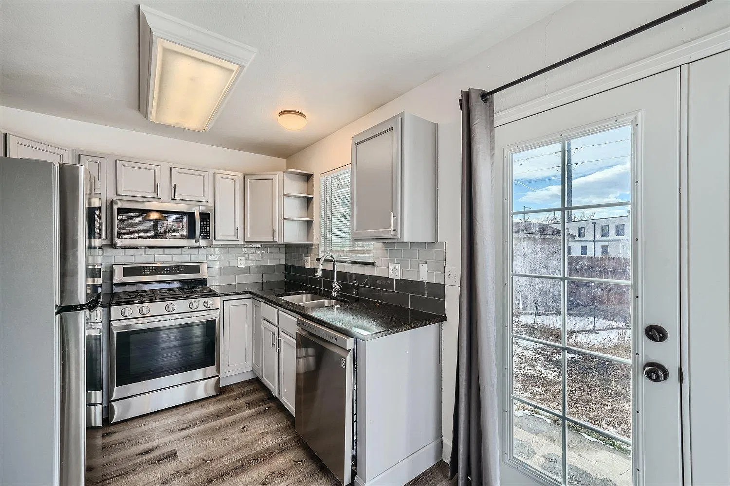 3 bed, 1100 sqft, $2,400 — Photo 3