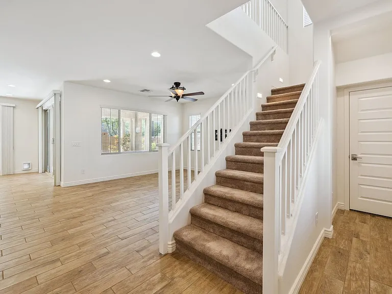 211 E Brinley Dr — Photo 4