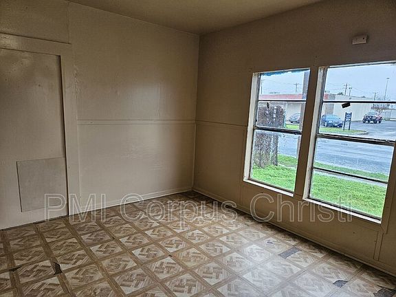 3rd image of 1419 Laredo St APT 3