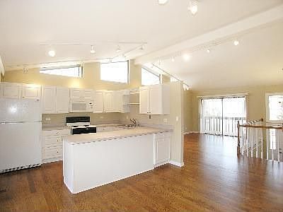 Nice size kitchen w/all appls included