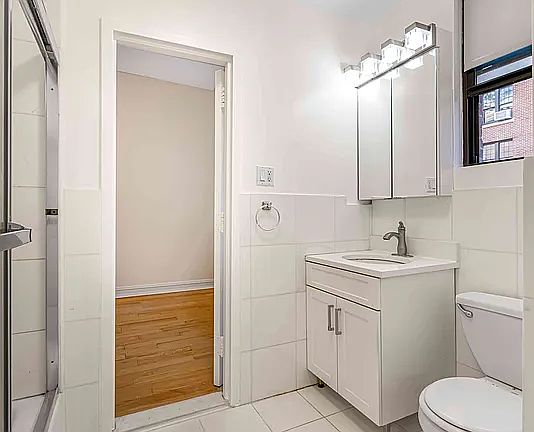 3rd image of 107 E 63rd St APT 5