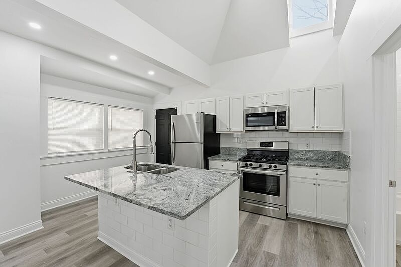1st image of 522 Kelton Ave