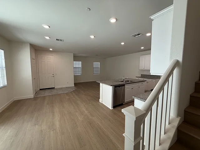 7468 Devon — Photo 8