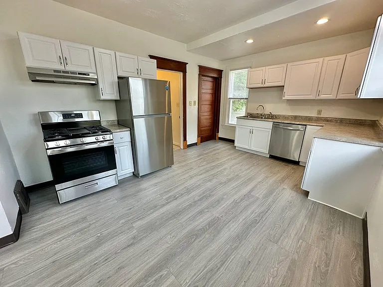 890 Shawano Ave — Photo 3