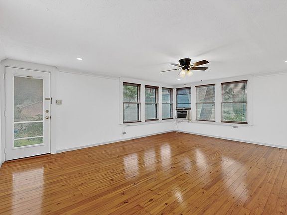 2nd image of 526 W Lynwood Ave