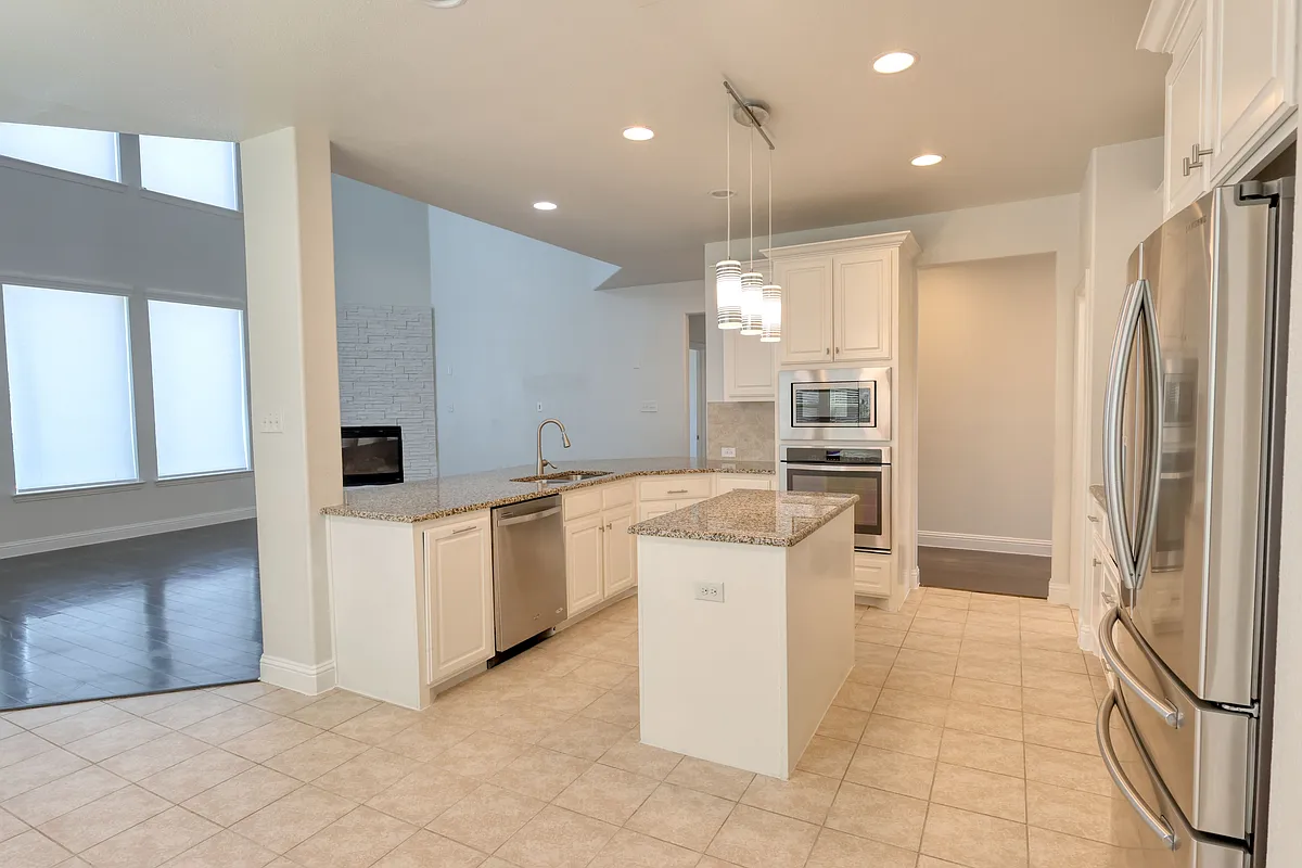 Building Photo - 15421 Pioneer Bluff Trl