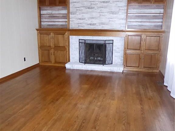 5th image of 405 W Holland St