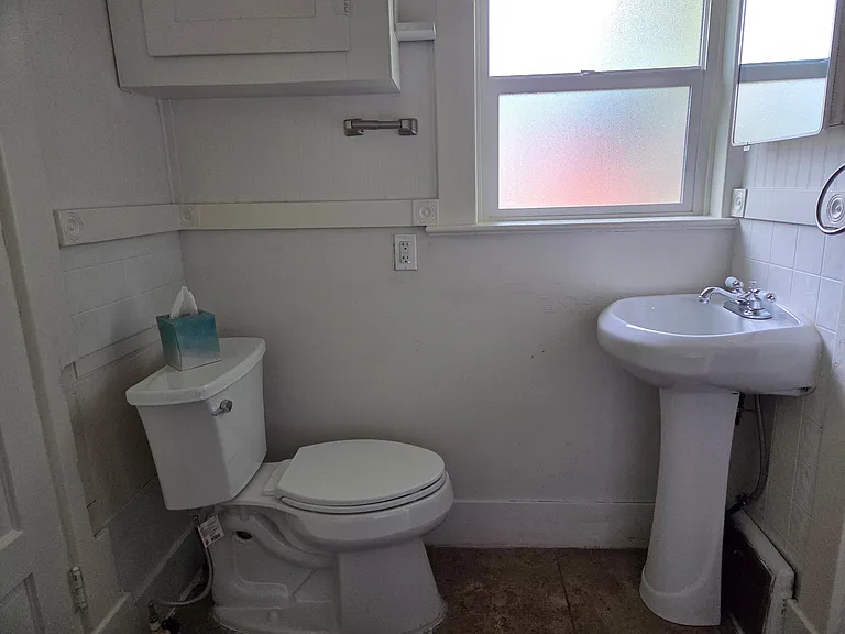 203 E Market Ave — Photo 15