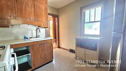 Charming 3-Bedroom Minneapolis Home with Hardwood Floors & 2 Full Baths 10/1/2026 — Photo 2