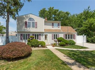 35 Book Ln, Levittown, NY 11756