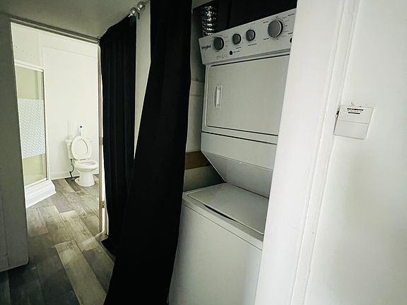 4th image of 975 1/2 Campbell Ave #2