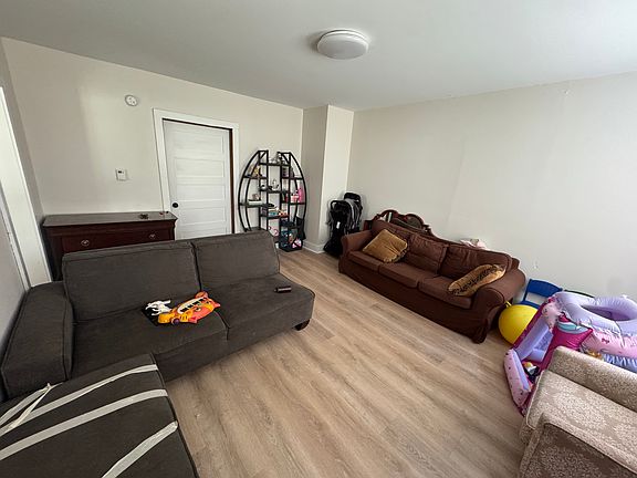 Living Room - Pic #2