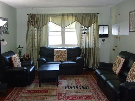 3rd image of 22621 Kingsbury Ave