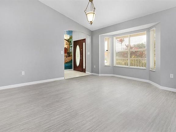 5th image of 168 Pin Oak Pl