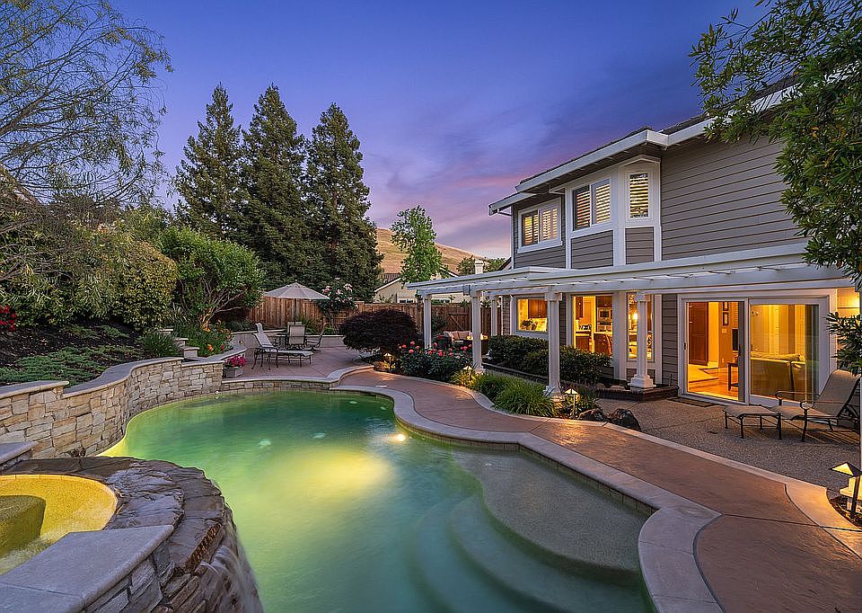 1st image of 86 Hillview Dr