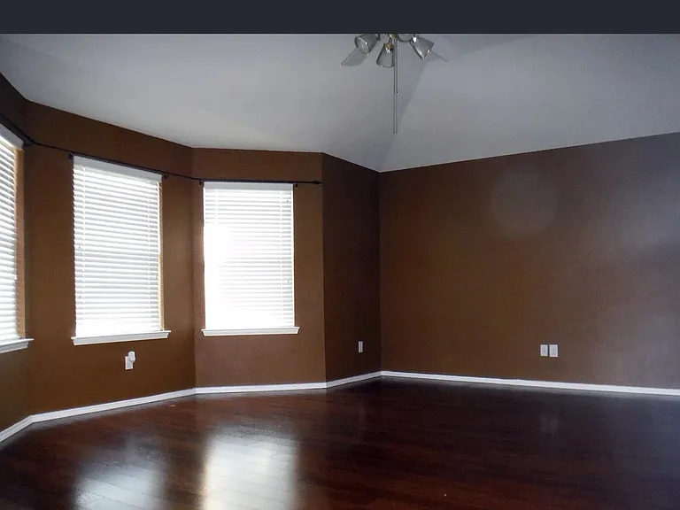 9116 Riverfalls Dr — Photo 1