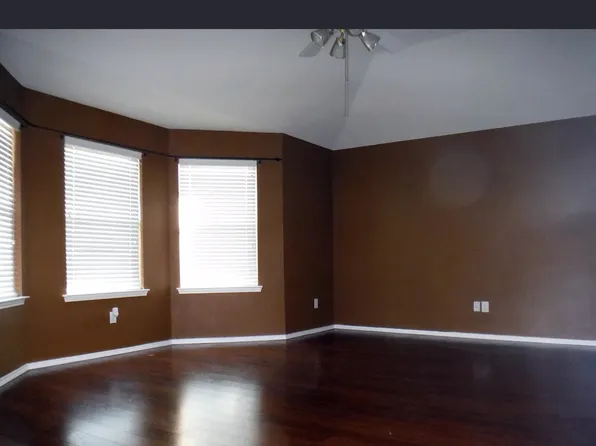 9116 Riverfalls Dr, Fort Worth, TX 76118