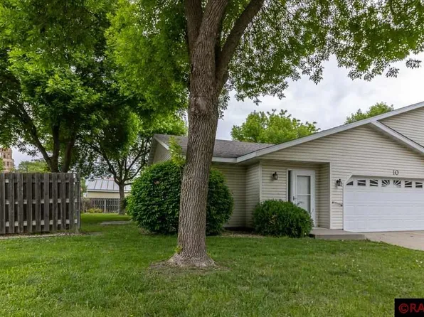 10 E Ottawa St, Le Center, MN 56057