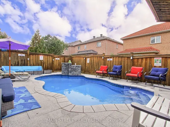 196 Wainscot Ave, Newmarket, ON L3X 2X4
