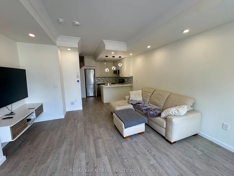 100 Alex Gardner Cir #5 — Photo 4