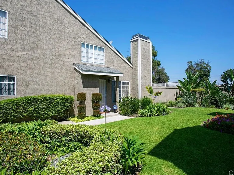 7451 Skyline Dr — Photo 2